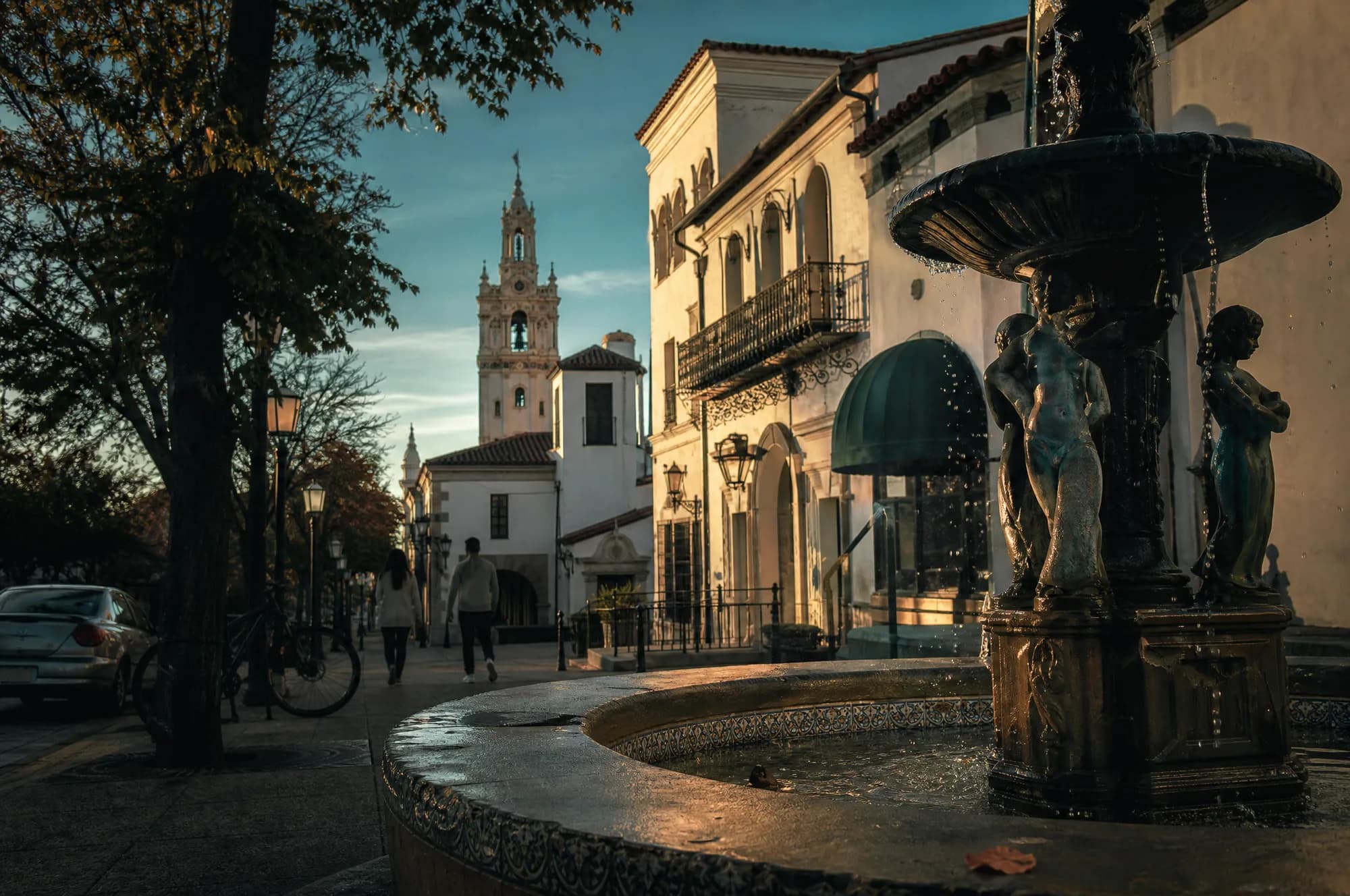 Country Club Plaza on an ordinary evening